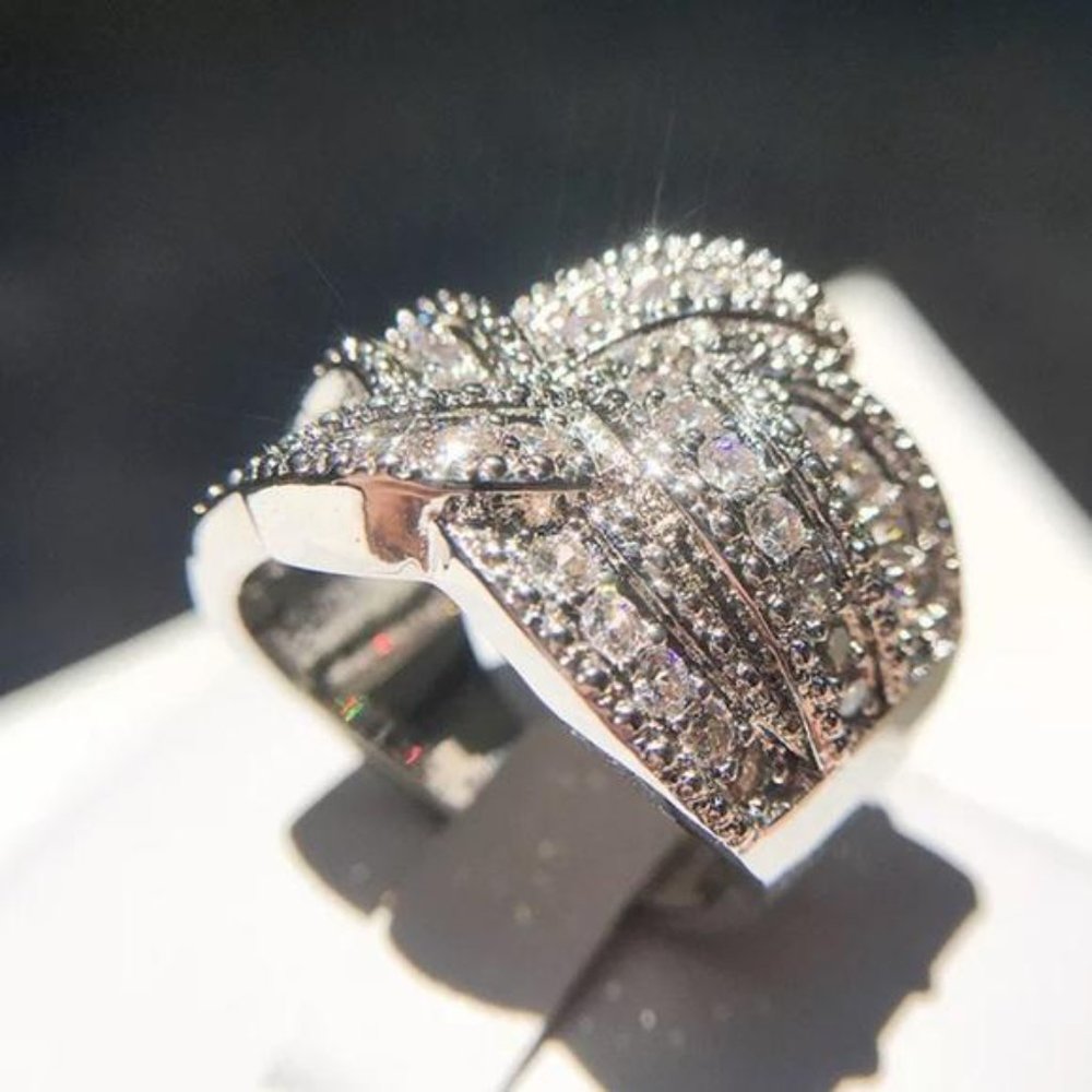 NEW 925 STERLING SILVER DIAMOND WENDING RING, CUTE RING, SHINY RING. - Picture 5 of 6